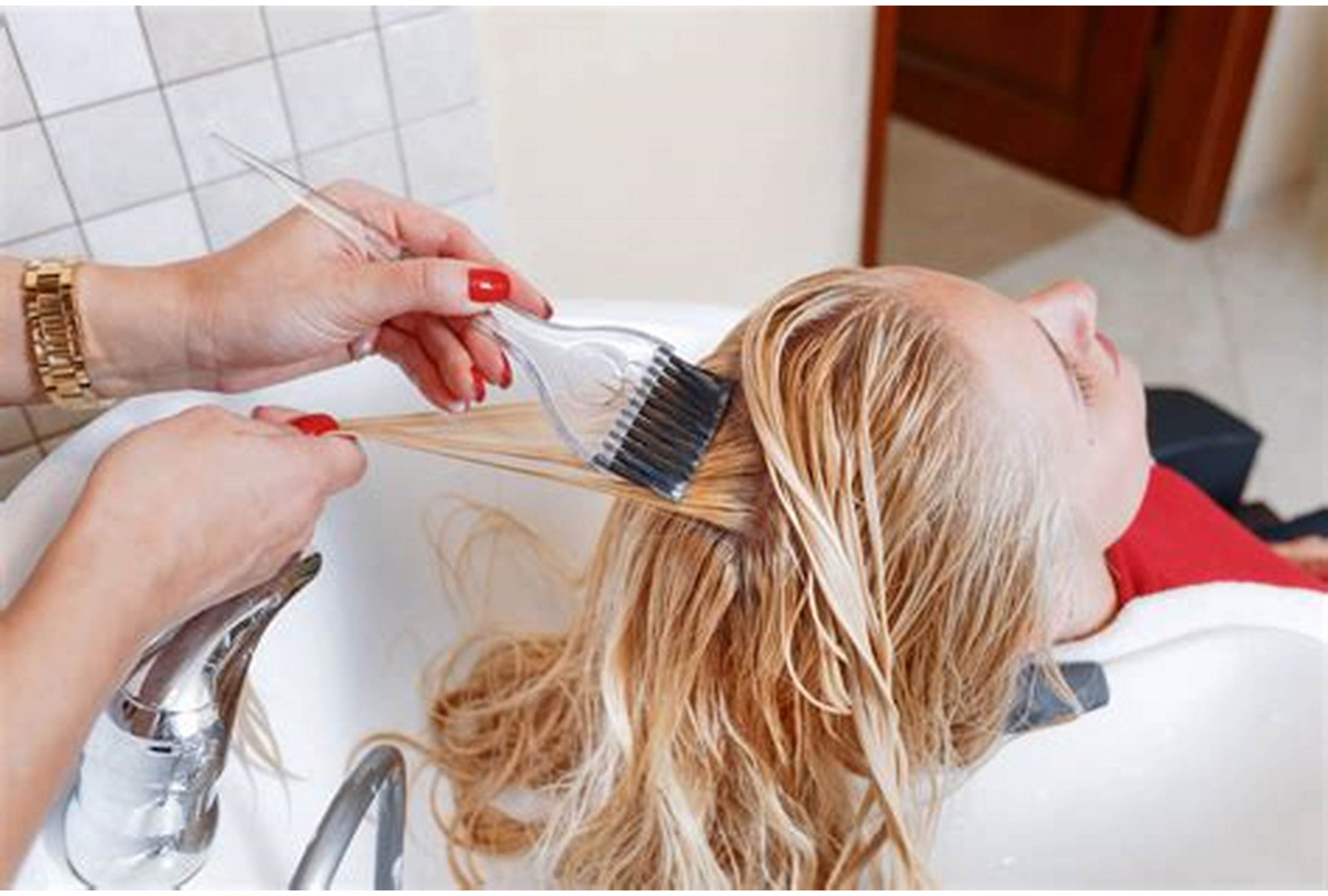 طريقة آمنة لفرد الشعر أثناء الحمل