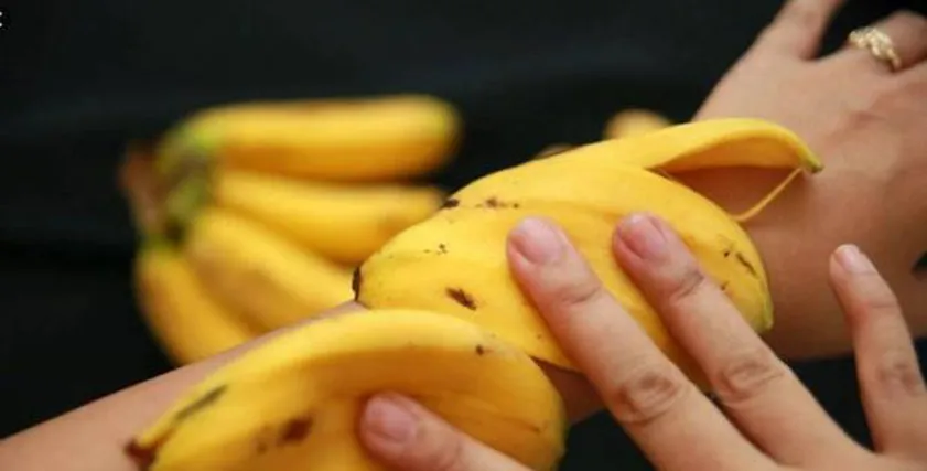 هل قشر الموز يزيل الهالات السوداء؟