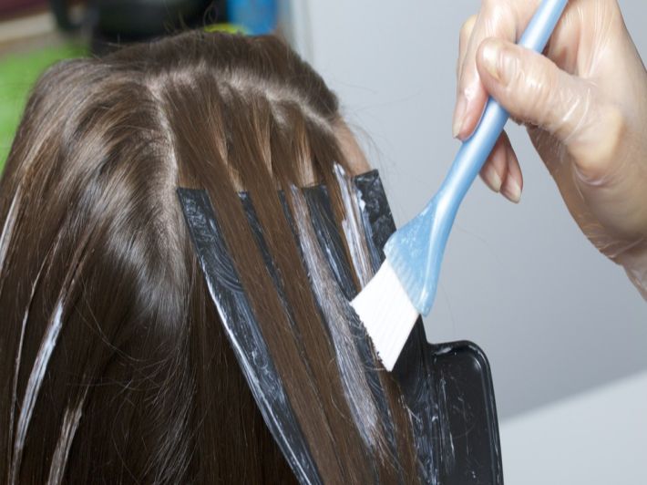 طريقة صبغ الشعر باللون الأشقر في البيت