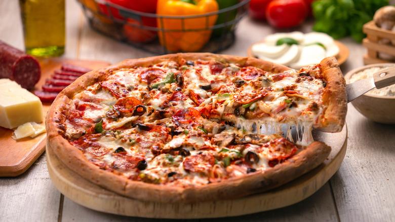 ما هي مكونات بيتزا تشيكن رانش؟