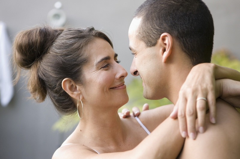 هل تعلم فوائد الزواج من امرأة تكبره سنا؟