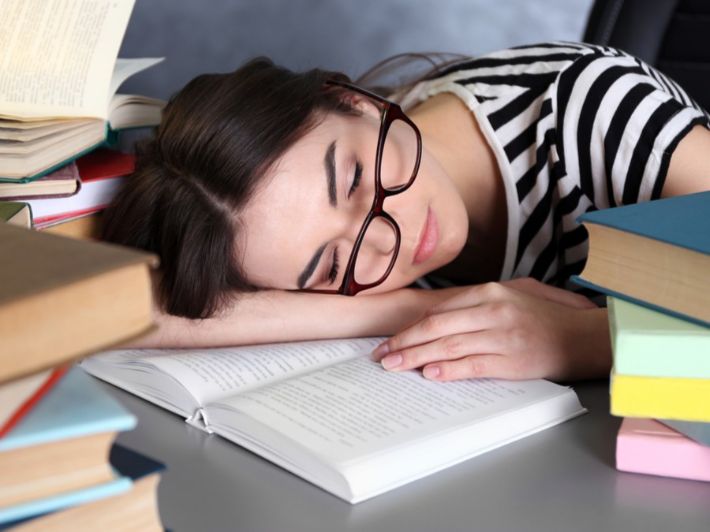 علاج كثرة النوم عند المذاكرة