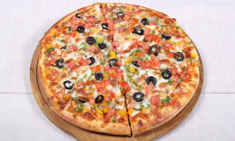 طريقة عمل عجينة البيتزا منال العالم