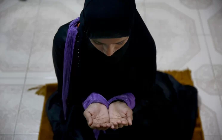 كيفية الصلاة الصحيحة بالصور للنساء