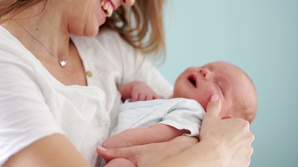 سبب بكاء الطفل عند الرضاعة الطبيعية