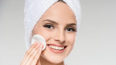 طريقة تنظيف الوجه من الدهون والاوساخ