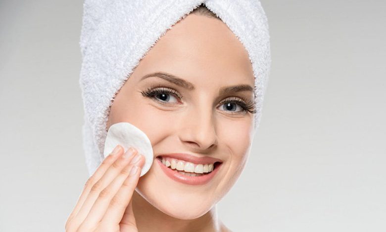 طريقة تنظيف الوجه من الدهون والاوساخ